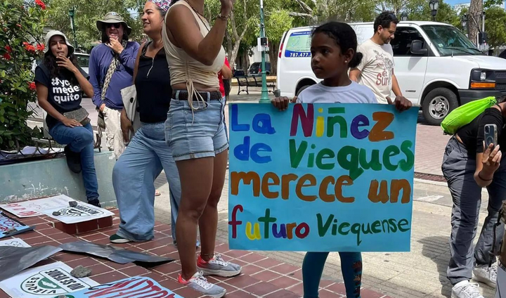 Abuso policiaco contra mujeres en manifestación contra el desplazamiento en Vieques