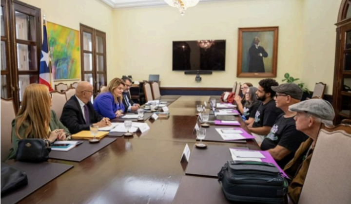 Organización comunitaria logra reunión entre Retiro Digno y la gobernadora Jenniffer González