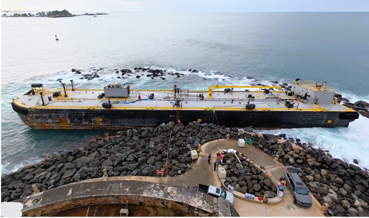 El honesto espejo de la barcaza encallada