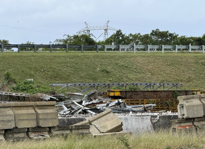 Denuncian basurero de materiales a la intemperie de la ACT en Salinas.